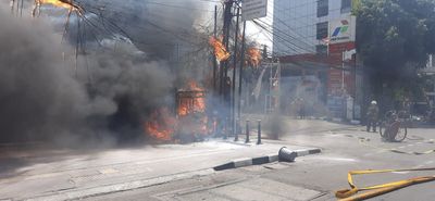 Breaking News! Ada Kebakaran Hebat di Samping Pom Bensin di Matraman!