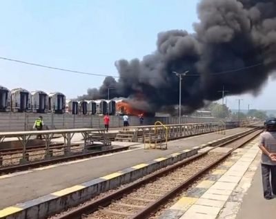 Tumpukan Bangkai Gerbong Kereta di Stasiun Purwakarta Terbakar, Ini Penyebabnya!