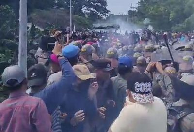 Mencekam! Ricuh Warga Vs Aparat di Pulau Rempang Batam, Gas Air Mata Ditembakkan ke Sekolah