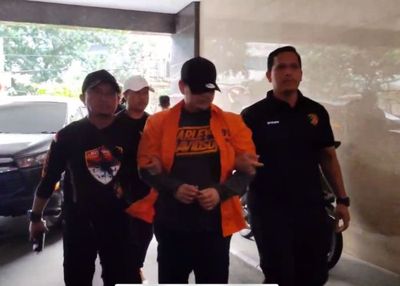 Penampakan Dito Mahendra Pakai Baju Tahanan di Bareskrim Polri: Tunggu, Nanti Saya Buka Semua!