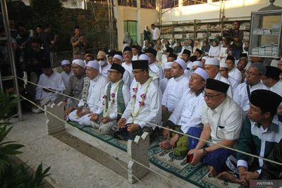 Anies Baswedan Lakukan Tur Ziarah ke Makam Walisongo, Berakhir di Makam Sunan Ampel di Surabaya
