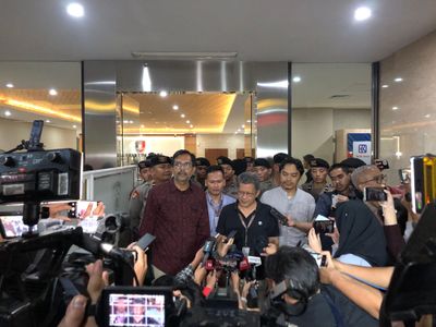 Pengacara Rocky Gerung Sempat Bawa Sekotak Bukti Saat Diperiksa Polisi, Ternyata Ini Isinya