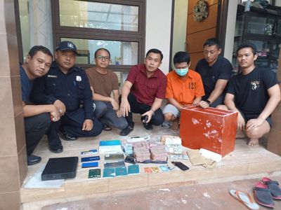 Polisi Geledah Rumah Anak Buah Bandar Narkoba Fredy Pratama di BSD, Gepokan Dolar Disita
