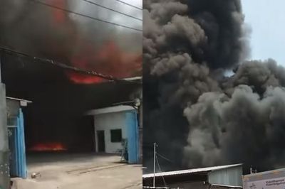 Viral Kebakaran Pabrik Sandal di Jakut, Asap Hitam Membubung Tinggi