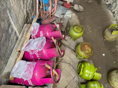 Polda Metro Gerebek Pabrik Pengoplos Gas Elpiji di Tangsel, Ratusan Tabung Ditemukan!