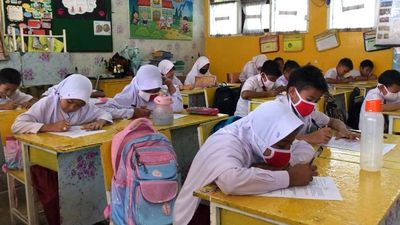Kabut Asap Mengepung Riau, Siswa dan Guru Diminta Pakai Masker