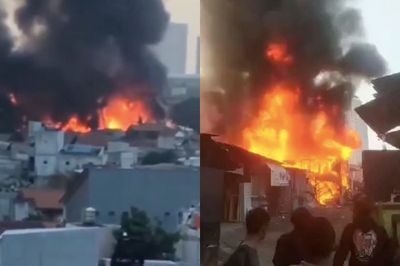 Perkampungan Padat Penduduk di Dekat RSUD Kebayoran Lama Terbakar