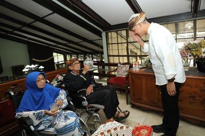 Ganjar Pranowo Dijadikan Anak Angkat Tokoh Sunda Solihin GP