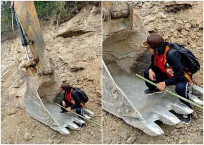 Aksi Nekat Wanita di Toraja Hadang Ekskavator Demi Lindungi Tanah Adat Tongkonan: Ini Tanah Leluhur Kami!