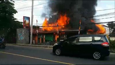 Satu Unit Bangunan Ludes Dilalap Si Jago Merah, Api Nyaris Sambar Tiga Gardu Listrik di Ambon