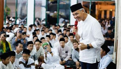 Ganjar Dihadiahi Buku oleh KH Asep Ahmad Maoshul Affandy saat Sowan ke Ponpes Miftahul Huda Manonjaya