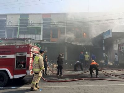 Bangunan Gudang Alat Listrik di Jember Terbakar, Damkar Kerahkan Tiga Truk Pemadam