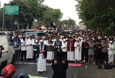 Ribuan Warga Solo Gelar Salat Gaib Saat Demo Bela Palestina