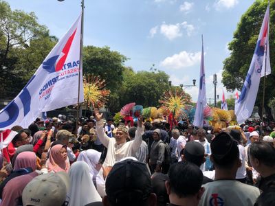 Tiba di KPU, Ganjar-Mahfud MD Dikawal Sejumlah Ondel-ondel Hingga Dilantunkan Selawat