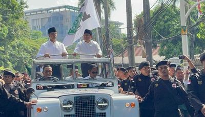 Potret Anies-Cak Imin Naik Mobil Land Rover Atap Terbuka saat Mendaftar ke KPU