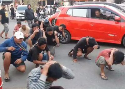 11 Pria di Pinrang Ditangkap saat Transaksi Jual Beli Sabu-sabu di Komplek Kuburan, Lokasinya Dibakar Polisi