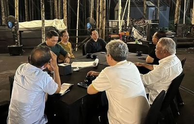 Momen Erick Thohir Diskusi Sehat Bareng Presiden Jokowi di IKN, Nyalain Senter HP Bikin Salfok