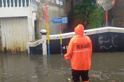 Warga Kampung Melayu Mengungsi Akibat Banjir di DKI Jakarta