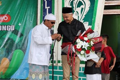 Kunjungi Ponpes di Sumsel, Ganjar Diberikan Cincin Pemberian Ulama Tunisia