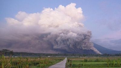 Breaking News! Erupsi Gunung Semeru Hari Ini: Awan Panas Melanda, Status Siaga Ditingkatkan