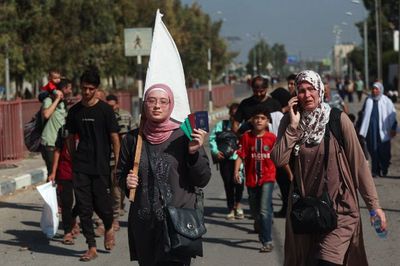 Momen Ribuan Warga Gaza Utara Jalan Kaki Mengungsi ke Selatan, Dipaksa Israel Agar Tak Jadi Korban Serangan