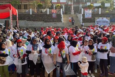 Ratusan Relawan Ganjar Pranowo Gelar Acara Bersih-bersih Lingkungan di Lembang