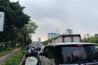 Jalan Gatot Subroto Macet Parah Jelang Konser Coldplay