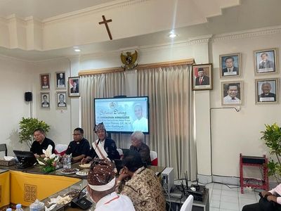 Di Tongkonan Sangullele, Ganjar Terima Passapu , Salempang dan Ukiran Lambang Gereja Toraja