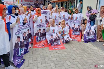 Emak-emak di Koja Bersiap Sambut Kedatangan Anies dengan Berpakaian Gamis Spanduk