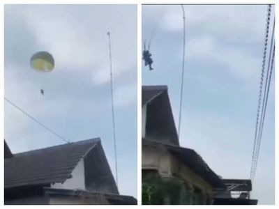 Prajurit TNI Mendarat di Atap Rumah Warga Blitar saat Latihan Terjun Payung