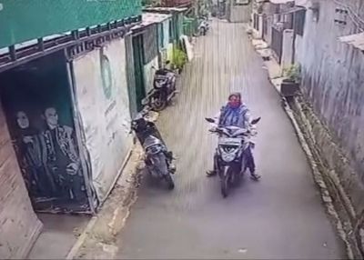 Viral Aksi Emak-emak di Pesanggrahan Nyelonong Masuk Rumah Warga, Diduga Curi Sekilo Telur Ayam