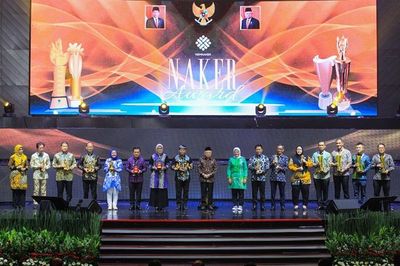 Wapres Maruf Amin Serahkan Penghargaan Naker Award 2023