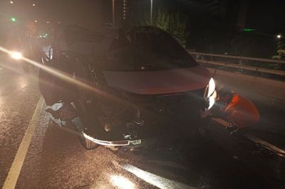 Toyota Vellfire Ringsek Usai Hajar Truk di Tol Dalkot, Sopirnya Tewas di Tempat