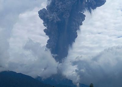 Gunung Marapi Sumbar Kembali Erupsi saat Shalat Jumat! Sejumlah Wilayah Alami Hujan Abu