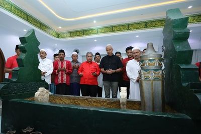 Ziarah ke Makam Guru Tua di Palu, Ganjar Dinilai Hormati Jasa Tokoh Agama dan Didoakan Dapatkan Keberkahan