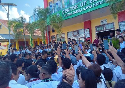 Antusiasnya Warga Kupang Sambut Jokowi, Tinjau SMK hingga Bagi-bagi Sepeda