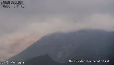 Gunung Merapi Luncurkan Awan Panas, Sejumlah Wilayah Diguyur Hujan Abu Disertai Air