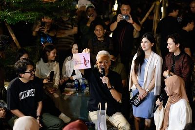 Saat Ganjar Pranowo Dihadiahi Buku oleh Seorang Anak Tuna Netra Asal Bekasi