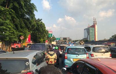 Woiii….!!! Ini Proyek Galian di Jalan TB Simatupang Kapan Selesainya? Kita Makin Tua di Jalan