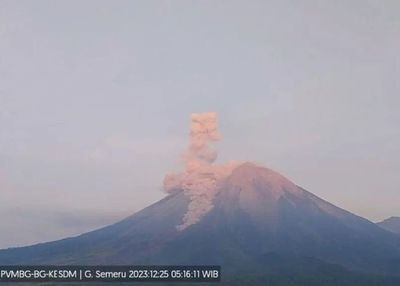 Gunung Semeru Erupsi, Muntahkan Lava Sejauh 1,5 Km