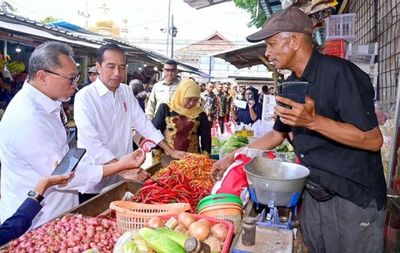 Berkunjung ke Pasar Rogojampi, Presiden Jokowi Tinjau Harga Bahan Pokok