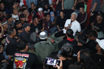 Ganjar Disambut Nyanyian Dukungan saat Mau Menginap di Rumah Warga Klaten