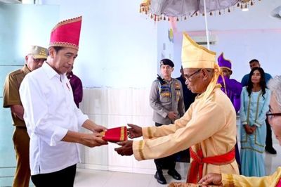 Kunjungan ke Sulawesi Utara, Jokowi Terima Gelar Adat Marambe Ambaralla Palunglaa Porodisa