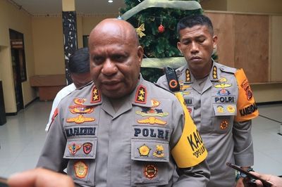 Dampak Ricuh Pengantar Jenazah Lukas Enembe: Mobil Dibakar Hingga Banyak Korban Luka