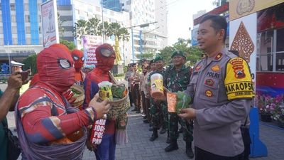 Petugas Pospam Nataru Polres Sukoharjo dapat Kejutan dari Spiderman
