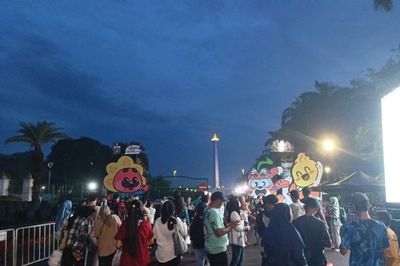 Sempat Diguyur Hujan, Warga Padati Lagi Monas untuk Rayakan Tahun Baru 2024
