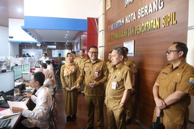 Sidak Hari Pertama Kerja, PJ Wali Kota Serang Pantau Antrian dan Pembuatan E-KTP di Disdukcapil