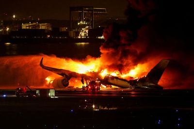 Pesawat Japan Airlines Terbakar di Bandara Haneda Tokyo, Bawa 379 Penumpang