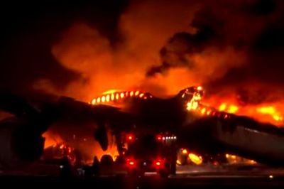 Momen Mengerikan Pesawat Japan Airlines Terbakar saat Mendarat di Bandara Haneda Tokyo
