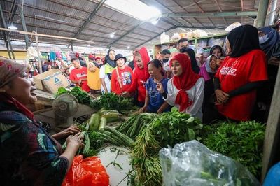 Blusukan ke Pasar Tradisional, Siti Atikoh Sebut Pembeli dan Pedagang Butuh Stabilitas Harga